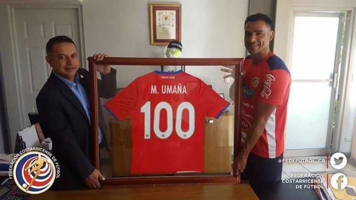 La Federación Costarricense de Futbol reconoció este miércoles la trayectoria del defensa Michael Umaña. (Foto Prensa Libre: cortesía Twitter @Fedefutbol_CR)
