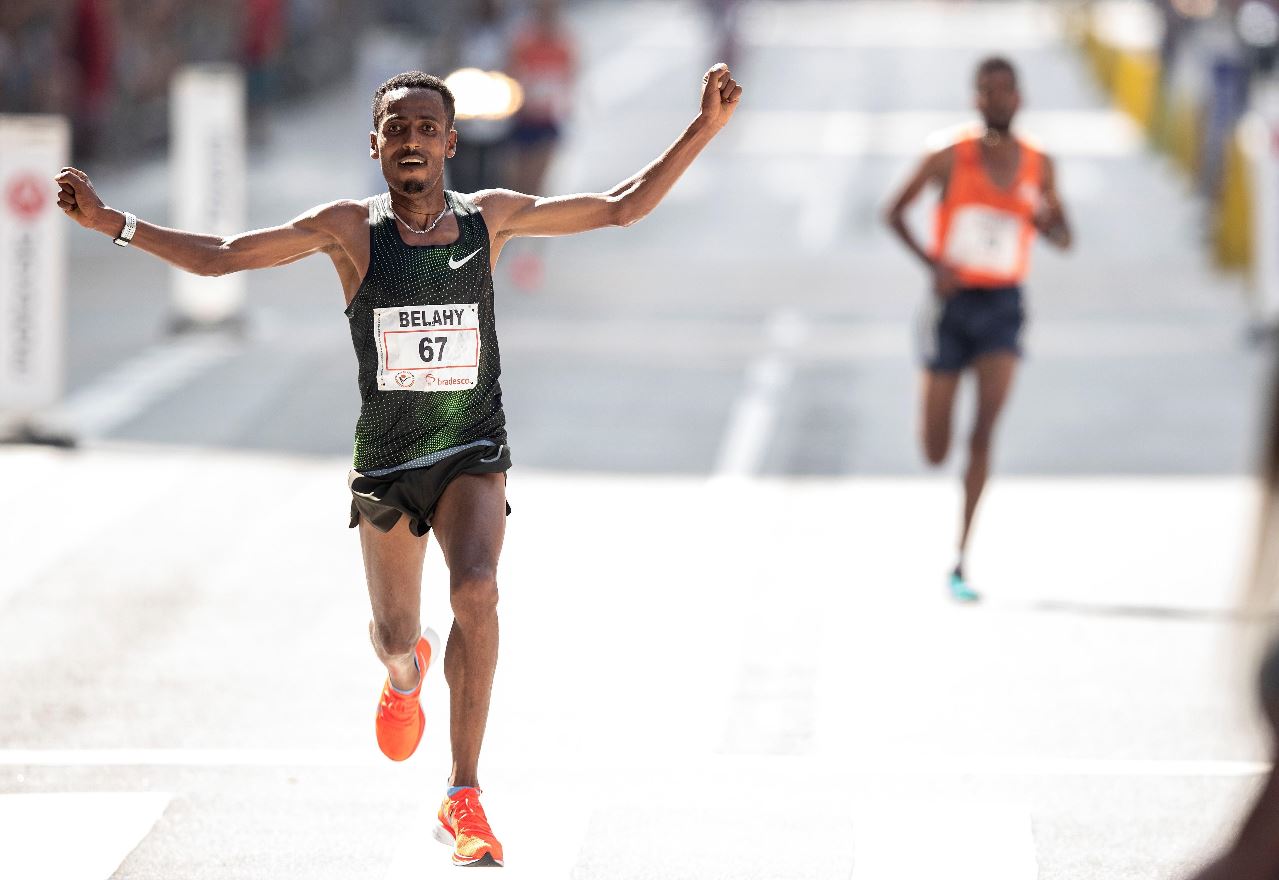 El etíope Belahy Bezabh festeja en la meta de la San Silvestre de Sao Paulo, Brasil. (Foto Prensa Libre: AFP).
