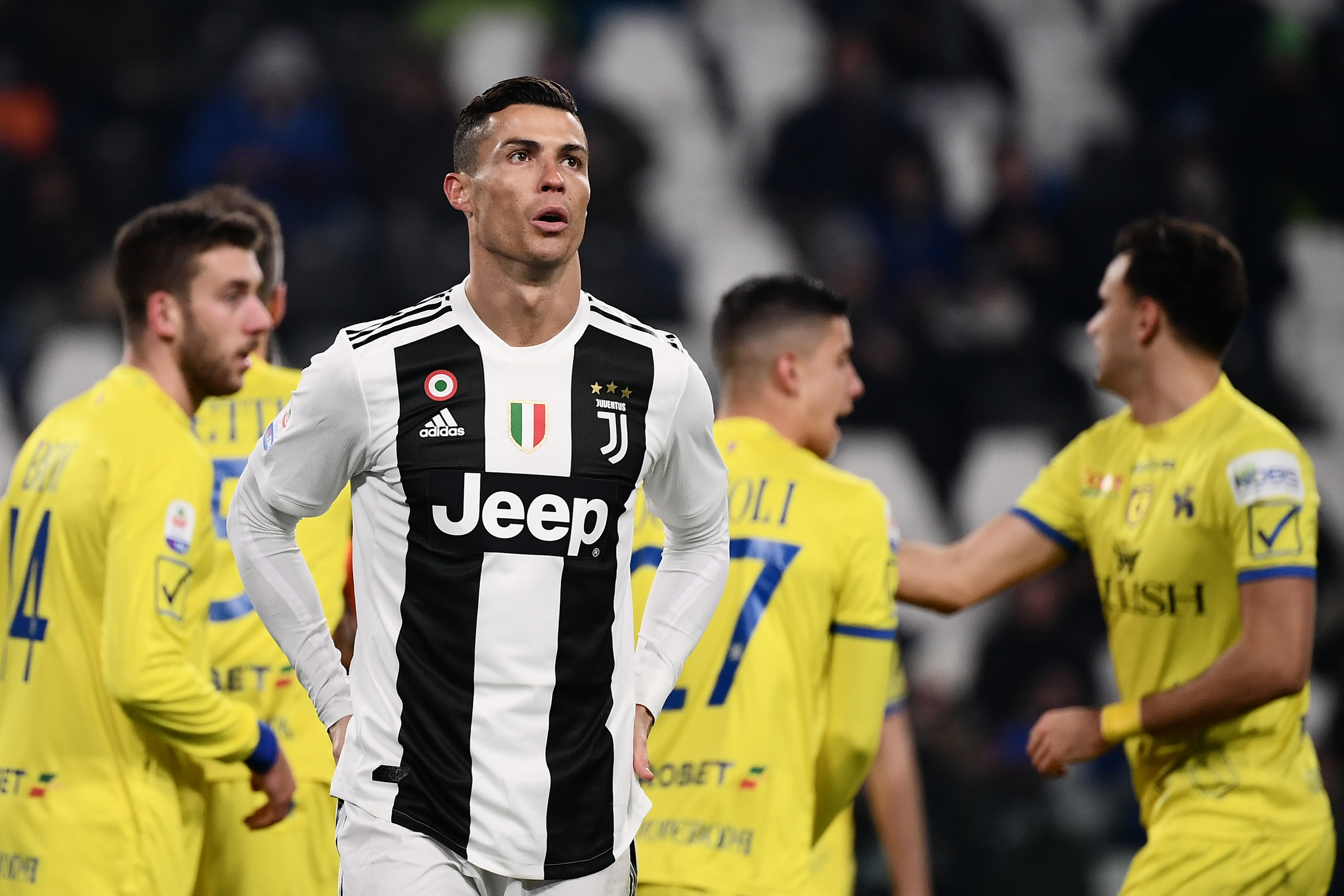 Cristiano Ronaldo se lamenta por haber fallado un penalti en el partido de la Juventus contra el Chievo Verona. (Foto Prensa Libre: AFP)