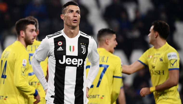Cristiano Ronaldo se lamenta por haber fallado un penalti en el partido de la Juventus contra el Chievo Verona. (Foto Prensa Libre: AFP)