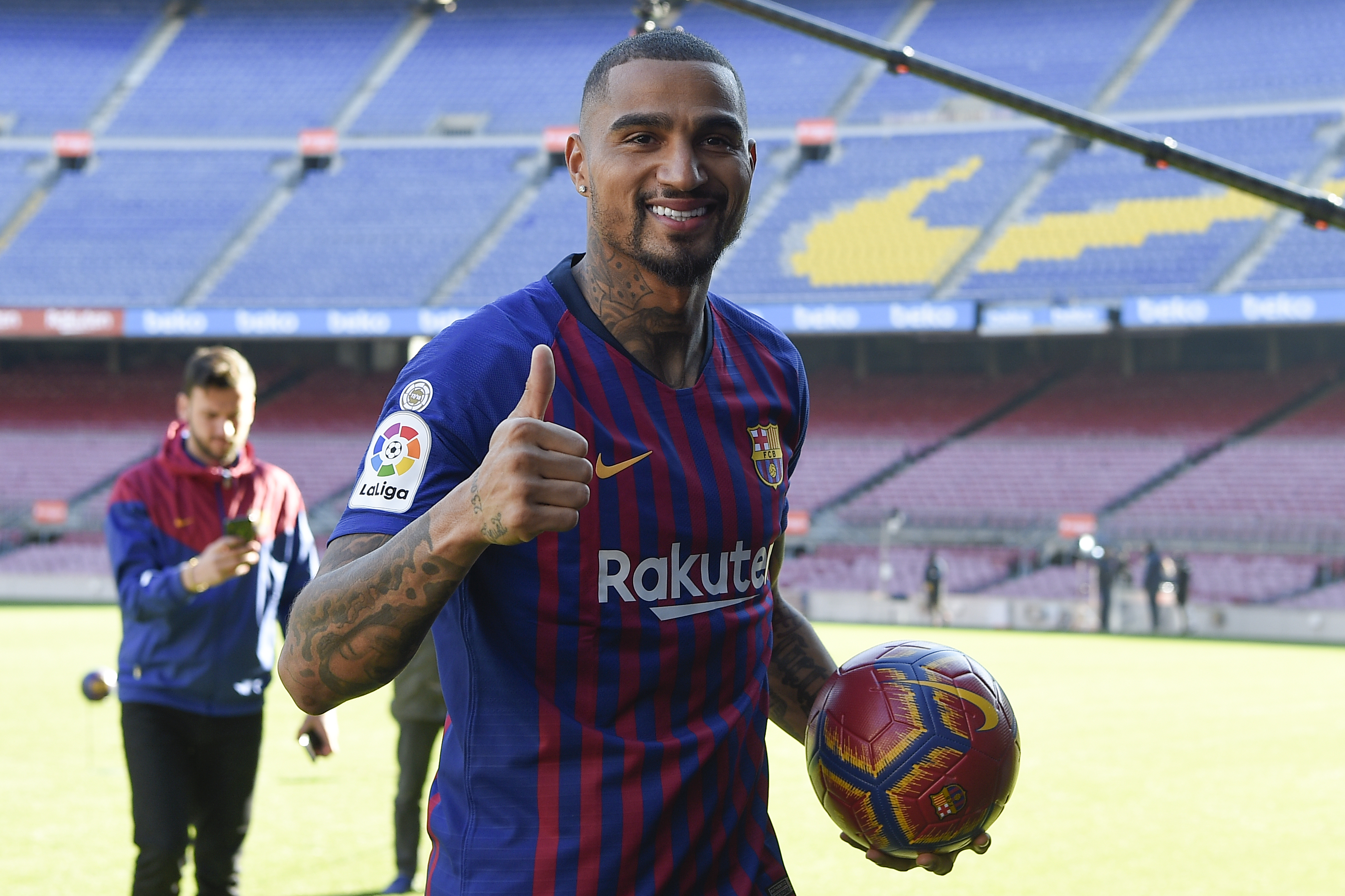 Kevin Prince Boateng posa con la camisola del FC Barcelona. (Foto Prensa Libre: AFP)