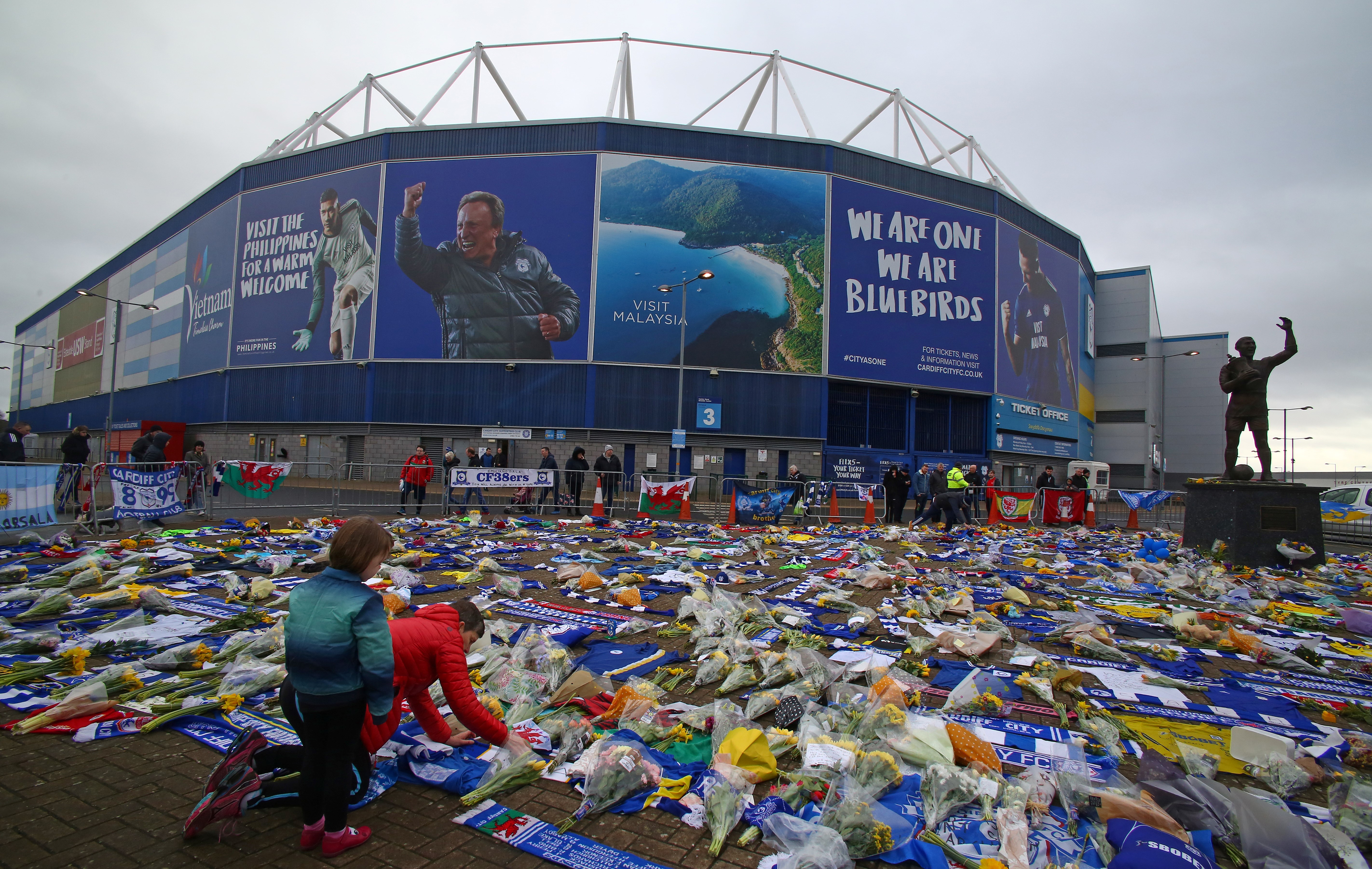 Los aficionados del Cardiff han colocado ofrendas florales a las afueras del estadio de su equipo en honor a Emiliano Sala. (Foto Prensa Libre: AFP)