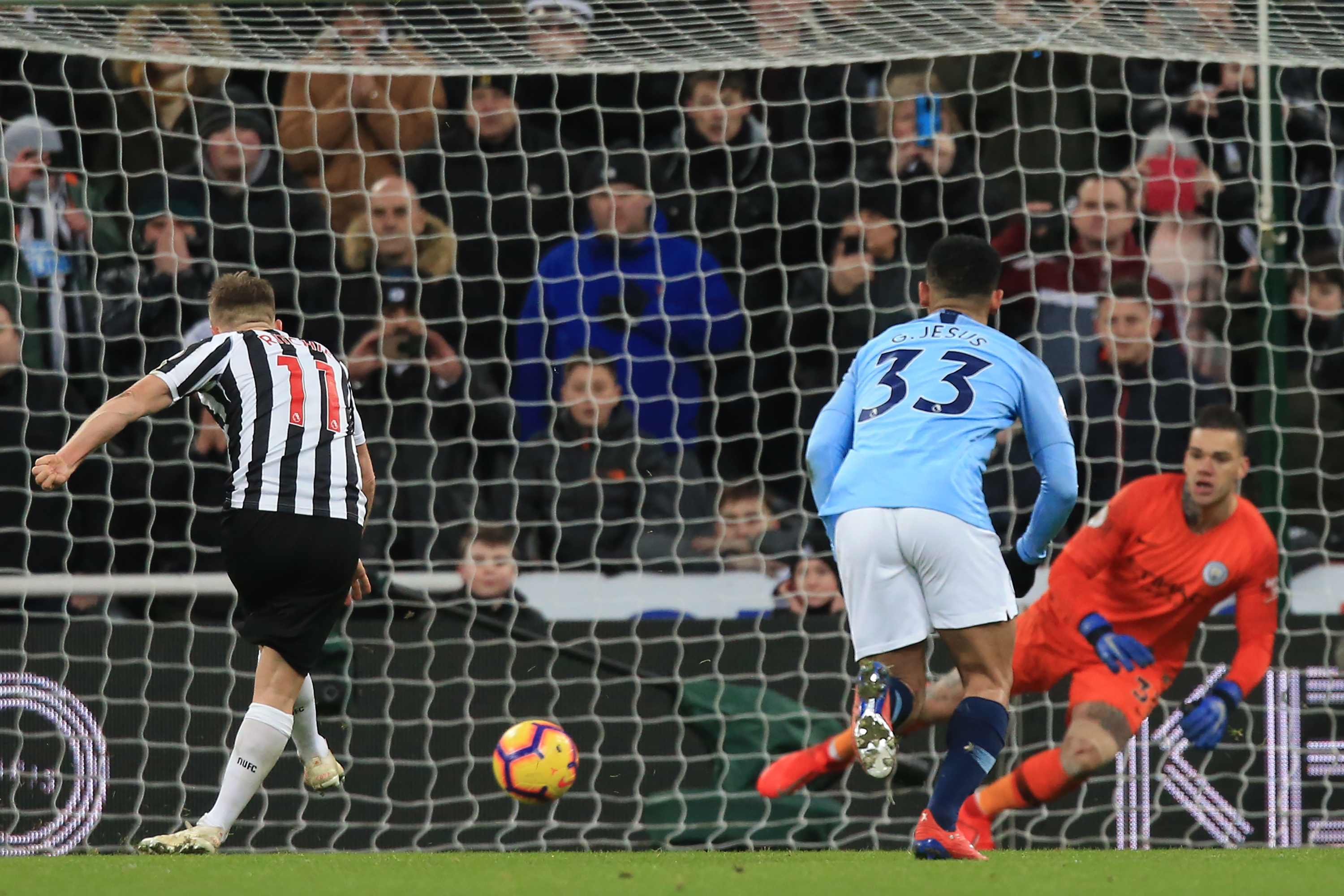 Matt Ritchie anotó de penalti para el Newcastle en la victoria 2-1 contra el Manchester City. (Foto Prensa Libre: AFP)