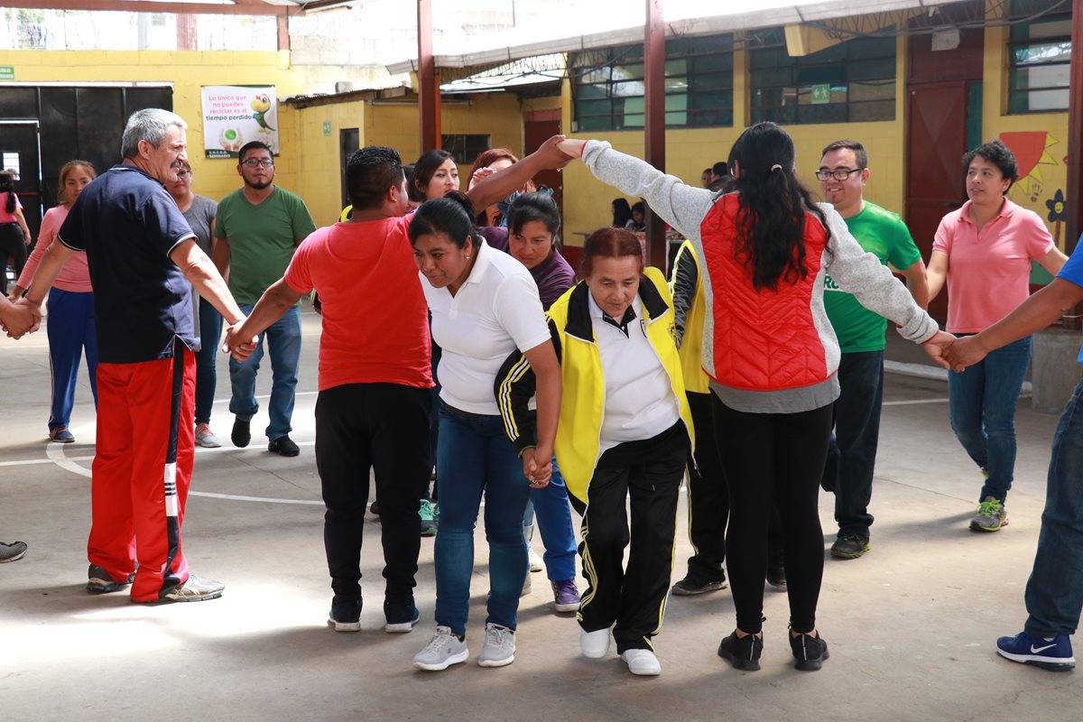 Los docentes hicieron juegos y dinámicas con la finalidad de involucrar la actividad física de una forma creativa. (Foto Prensa Libre: Raúl Juárez)