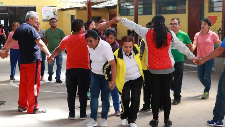 Los docentes hicieron juegos y dinámicas con la finalidad de involucrar la actividad física de una forma creativa. (Foto Prensa Libre: Raúl Juárez)