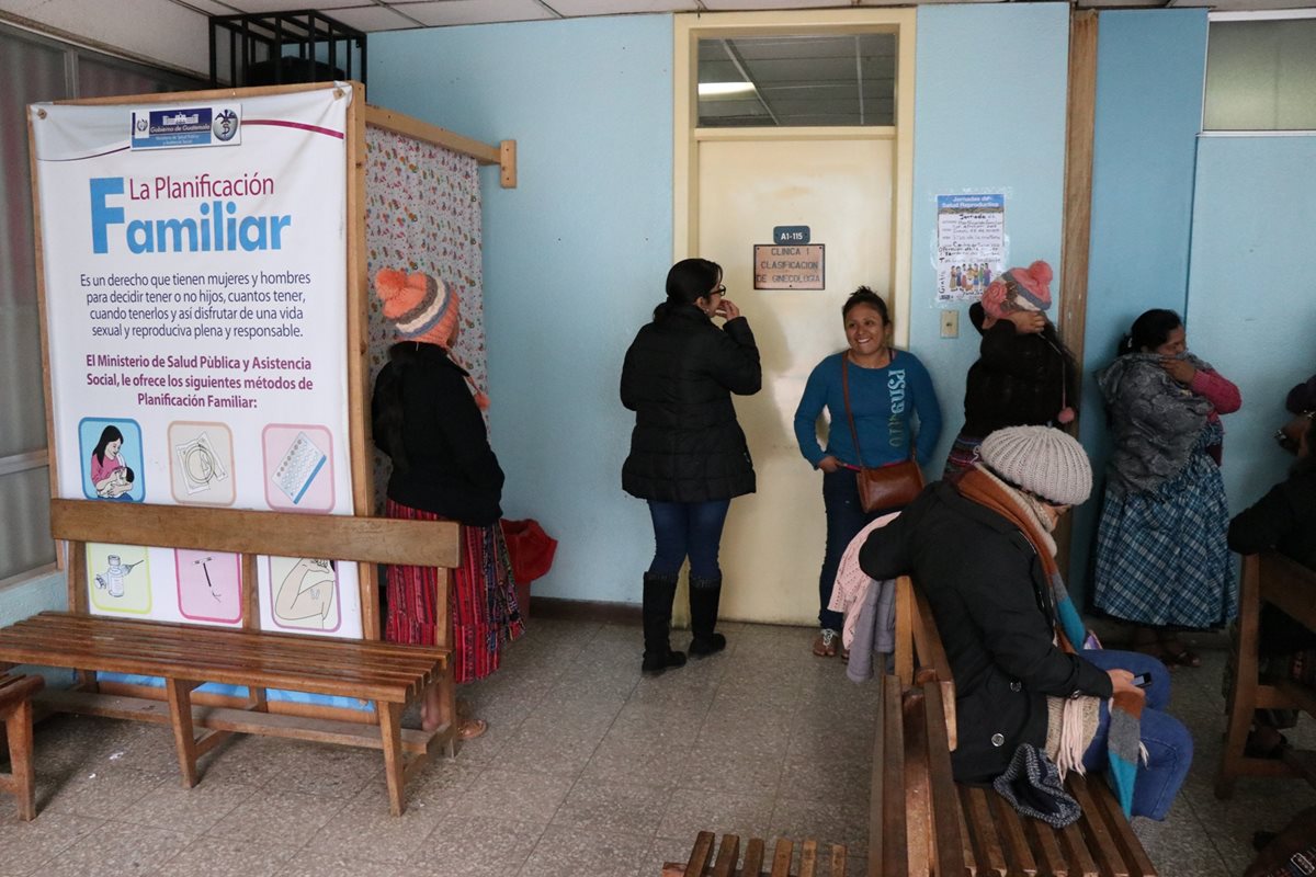 Mujeres esperan ser atendidas en la clínica de Ginecología del HRO, donde se desarrolla la jornada de detección de cáncer de cérvix. (Foto Prensa Libre: María Longo)