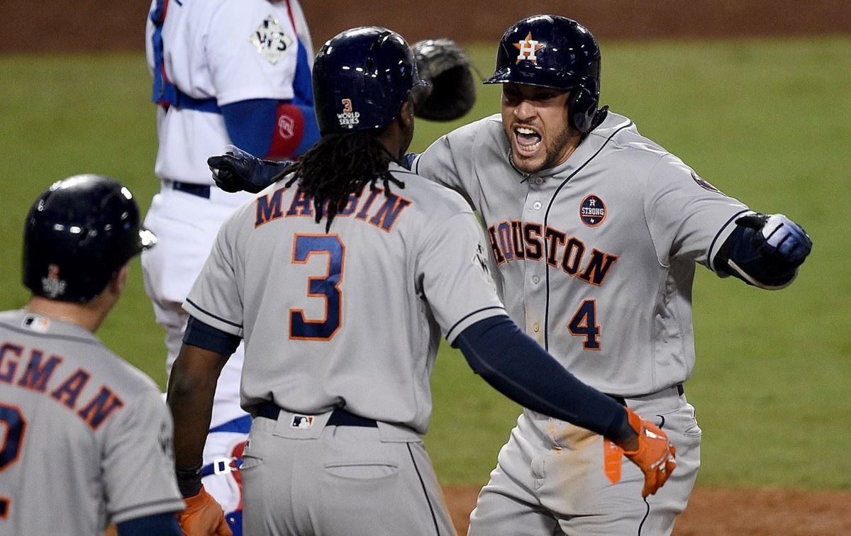 George Springer #4 de los Astros celebra con Cameron Maybin #3 después de conectar un cuadrangular. (Foto Prensa Libre: AFP)