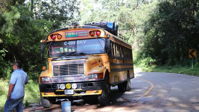 En este bus viajaban los estudiantes afectados. (Foto Prensa Libre: Héctor Cordero)