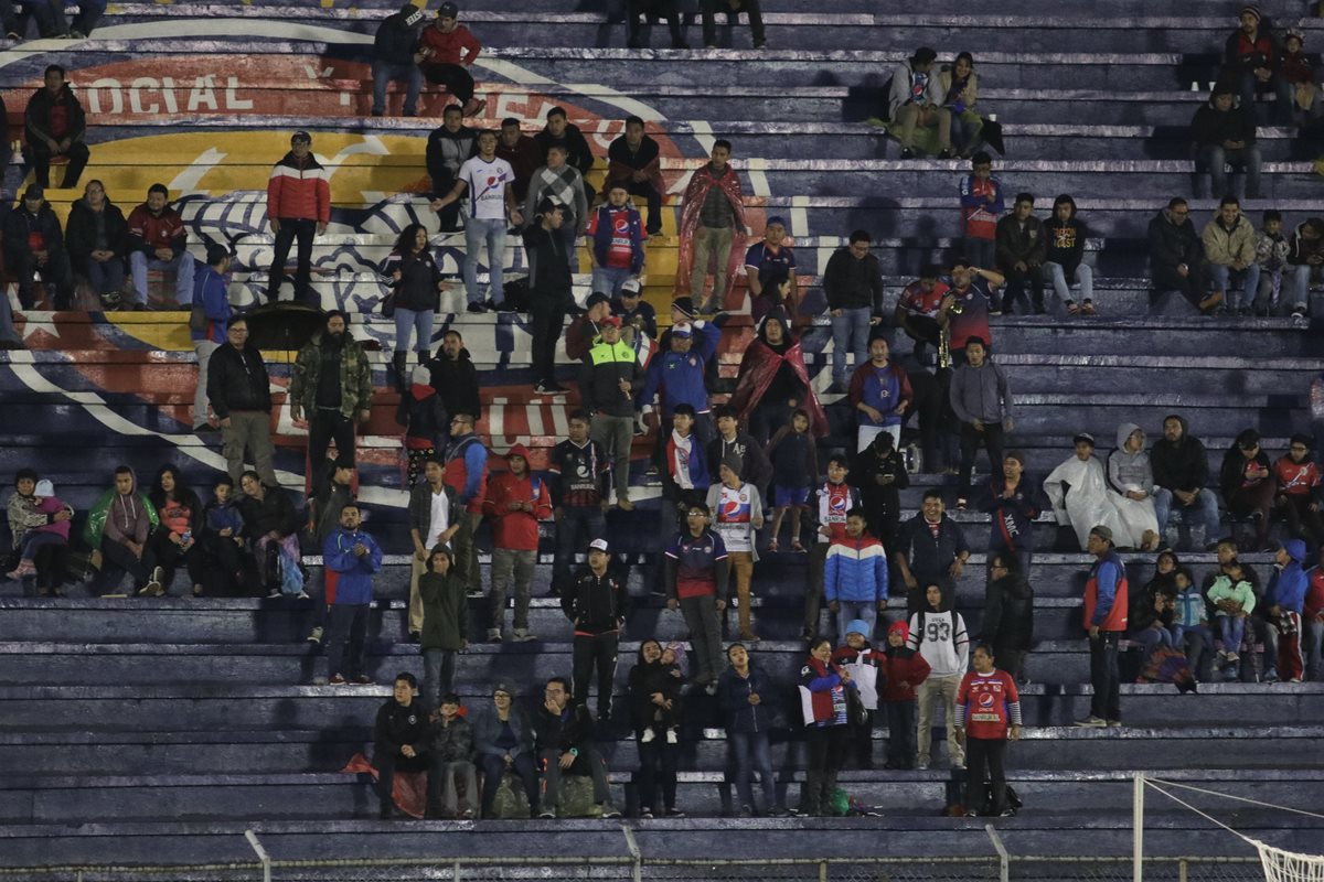 Las tribunas del estadio Mario Camposeco lucieron con pocos aficionados en el último juego de Xela ante Sololá por el Torneo de Copa. (Foto Prensa Libre: Raúl Juárez)