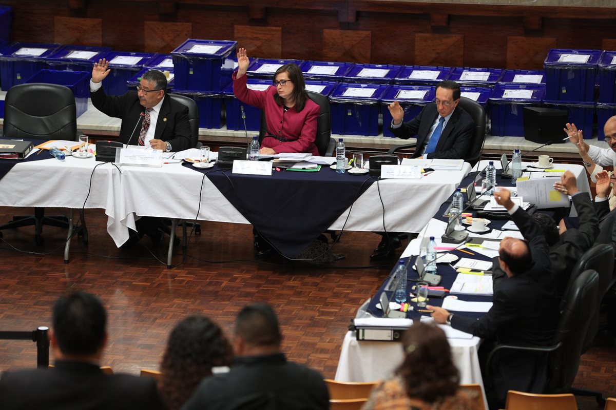 La Comisión de Postulación para elección de fiscal general del Ministerio Público prevé finalizar este miércoles la revisión de expedientes. (Foto Prensa Libre: Carlos Hernández)