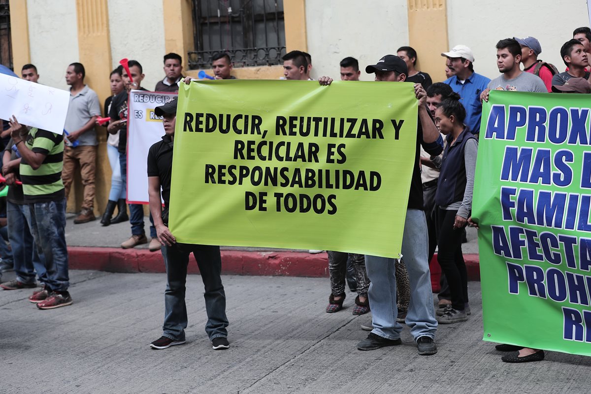 Trabajadores del sector plástico manifestaron frente al Congreso contra la iniciativa de ley. (Foto Prensa Libre: Juan Diego González)