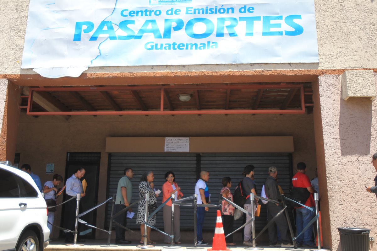 La Dirección General de Migración espera adquirir 500 mil libretas para pasaporte sin licitar. (Foto Prensa Libre: Hemeroteca PL)