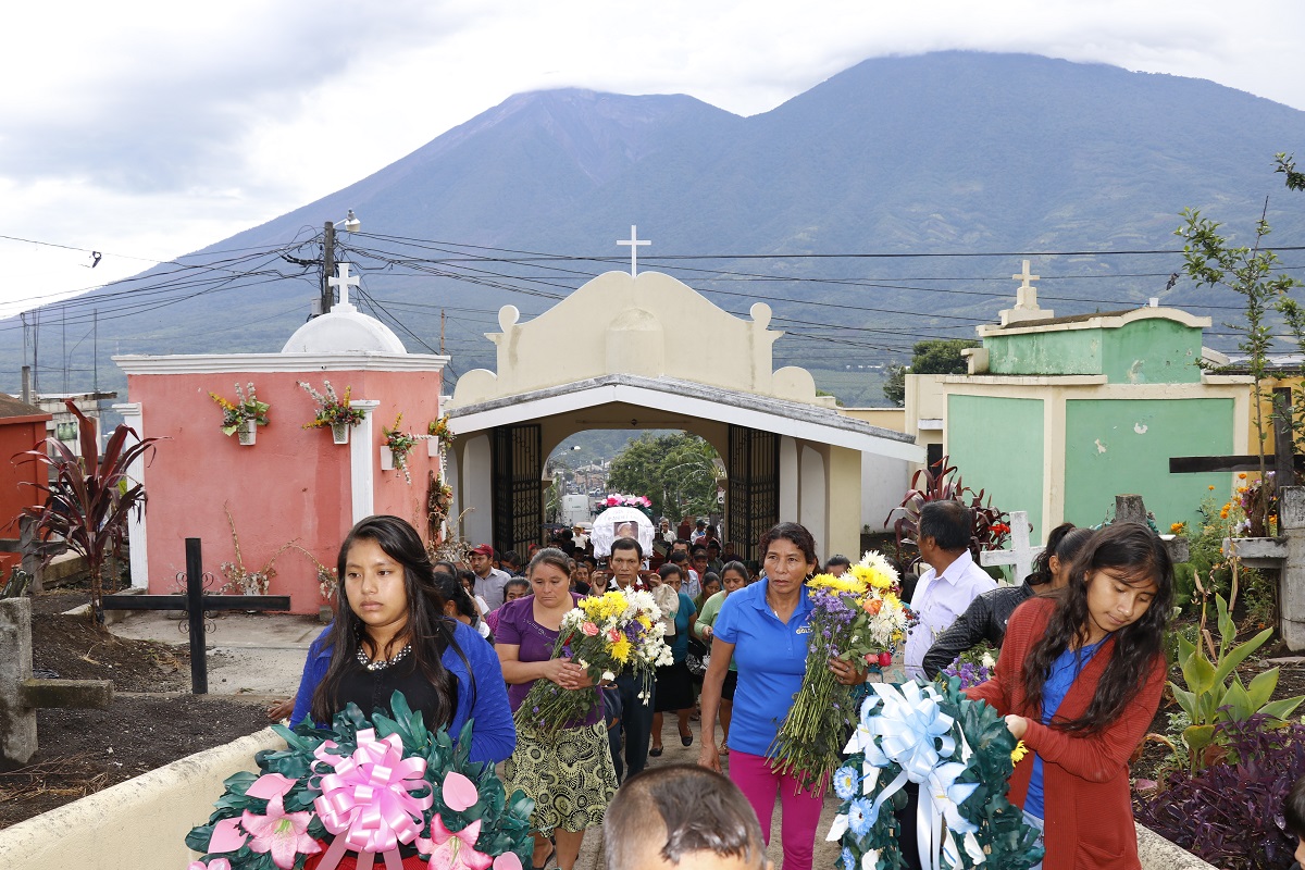 Familiares ingresan al cementerio de Alotenango, Sacatepéquez, en donde sepultan a tres de sus parientes que fueron soterrados por la erupción del Volcán de Fuego, el 3 de junio último (Foto Prensa Libre: Julio Sicán)