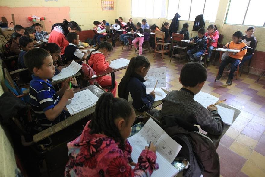 Este lunes 7 de enero inicia un nuevo ciclo escolar en el que se intenta tener más inversión y mejorar los servicios educativos. (Foto Prensa Libre: Hemeroteca PL)