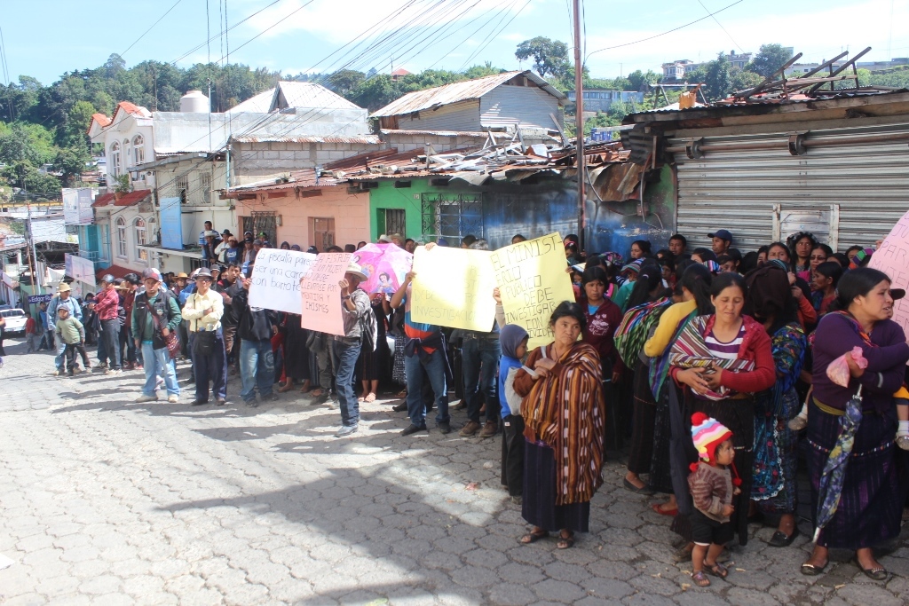 Vecinos se manifiestan en la cabecera de Sololá para exigir justicia. (Foto Prensa Libre: Ángel Julajuj).