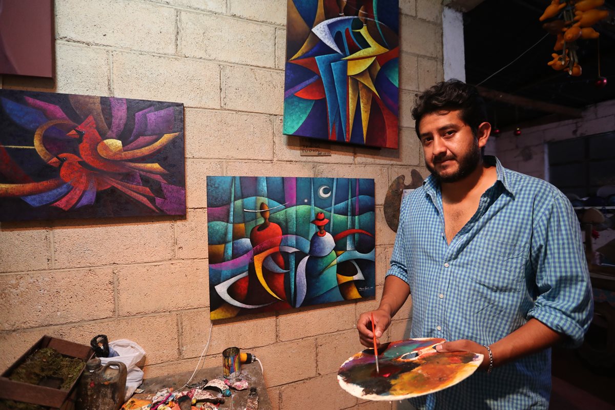 Armín García se inspira en el diario vivir de los guatemaltecos para dar vida a cada una de sus obras. (Foto Prensa Libre: César Pérez)