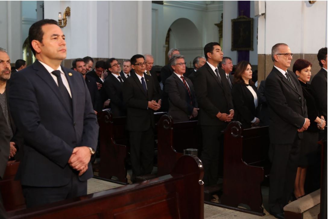 El presidente Jimmy Morales (izquierda) y el comisionado Iván Velásquez, durante la misa exequial del arzobispo Julio Vian. (Foto Prensa Libre: Érick Ávila)