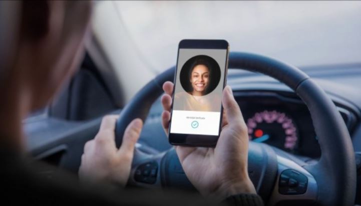 Los investigadores dijeron que los ingresos de socio conductores de Uber y Lyft disminuyeron a medida que más personas se inscribieron para manejar estos servicios. (Foto Prensa Libre: Hemeroteca)