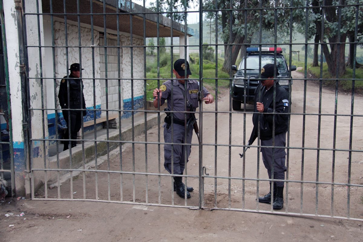 Guardias del Sistema Penitenciario en el ingreso de la prisión de Cantel, Quetzaltenango, donde un reo apareció muerto este sábado. (Foto Prensa Libre: Carlos Ventura)