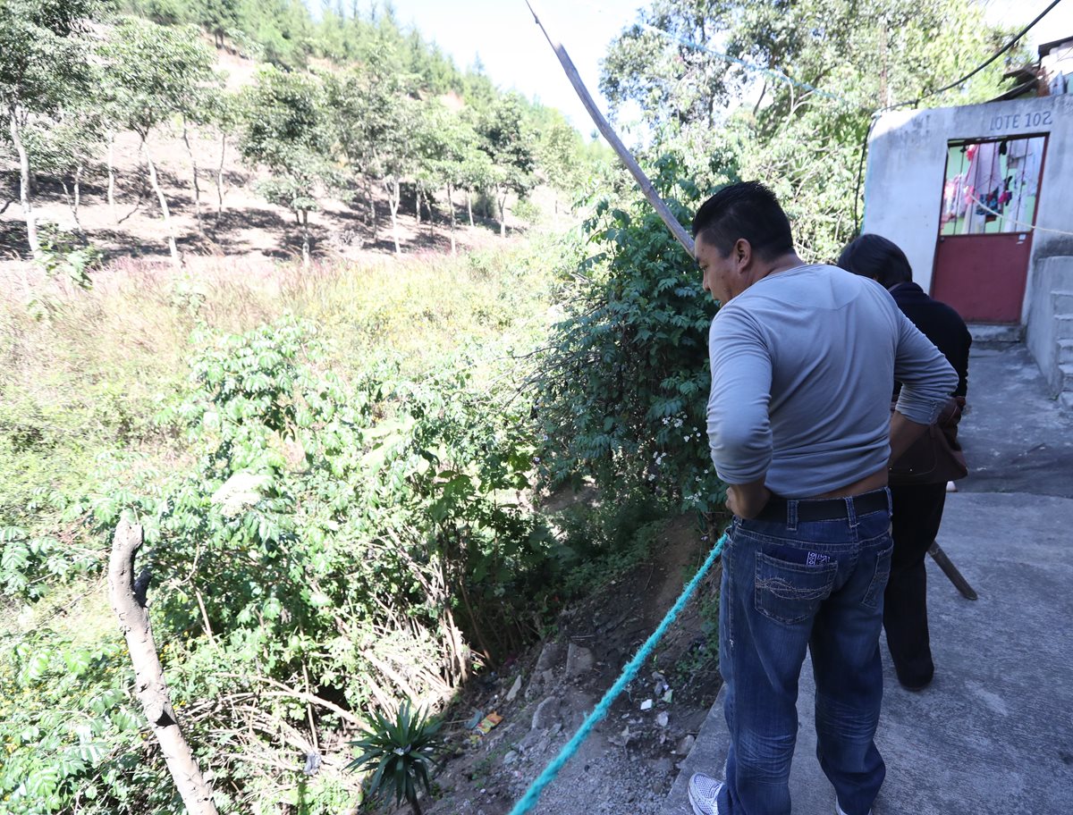 En este barranco fue asesinado el niño Kenettson Noel, de 4 años. Su padre le quitó la vida y luego intentó suicidarse. (Foto Prensa Libre: Érick Ávila)