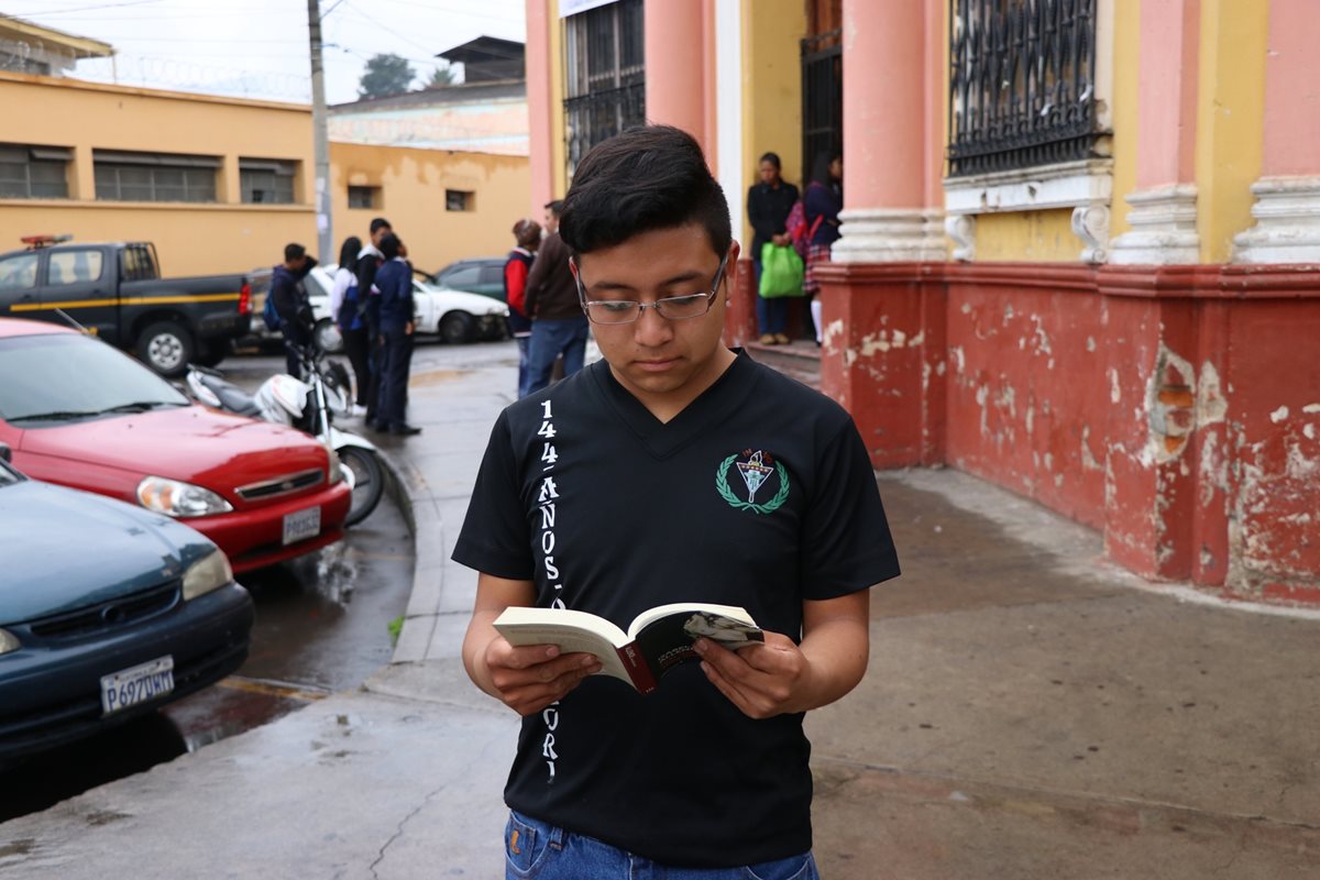 Kevin Chan se esfuerza cada día por ser el mejor de su grado, pues sueña con graduarse. (Foto Prensa Libre: María Longo)
