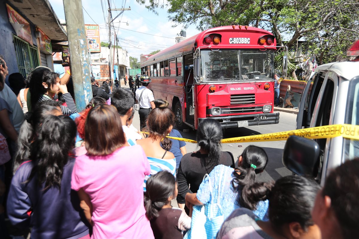 El transporte público de Chinautla sufre una ola de ataques atribuidos a extorsionistas. (Foto Prensa Libre: Érick Ávila)