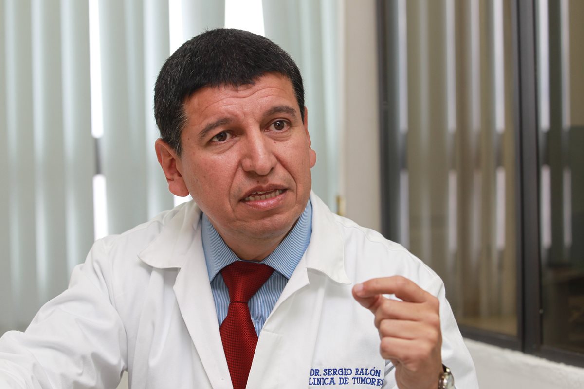 El médico Sergio Ralón atiende la clínica de seno y tumores del Hospital General San Juan de Dios. Foto Prensa Libre: Estuardo Paredes.