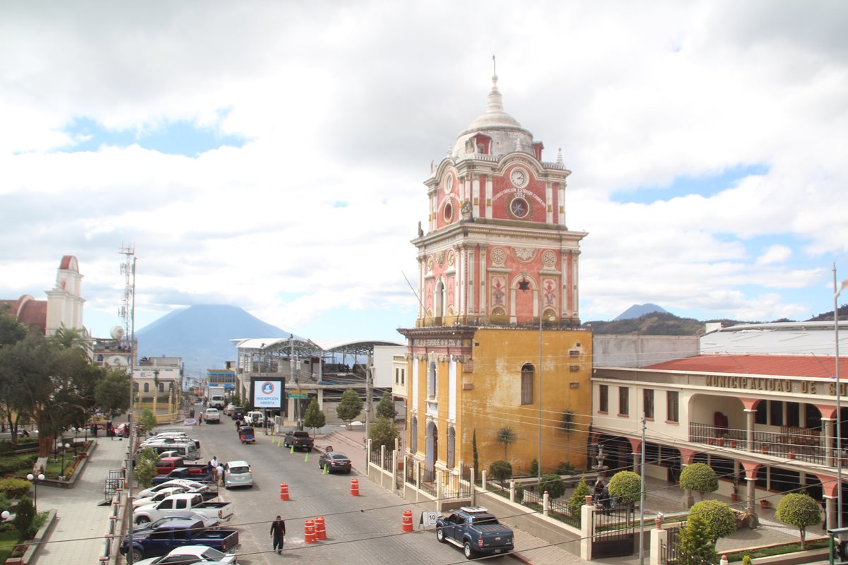 Edificio está ubicada a un costado de la Munipalidad de Sololá. (Foto Prensa Libre: Ángel Julajuj)