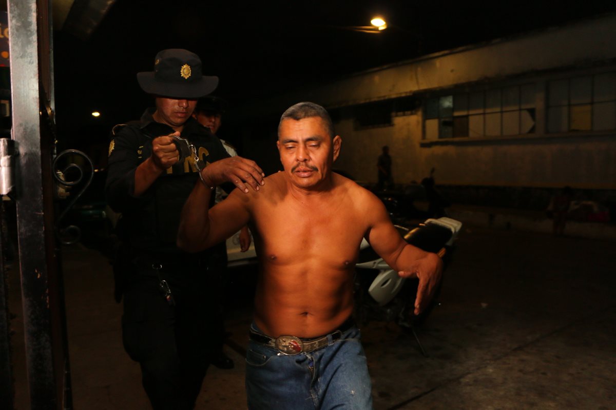 Agente de la PNC traslada a Saquic a la Comisaría 34 de Retalhuleu. (Foto Prensa Libre: Rigoberto Escobar)