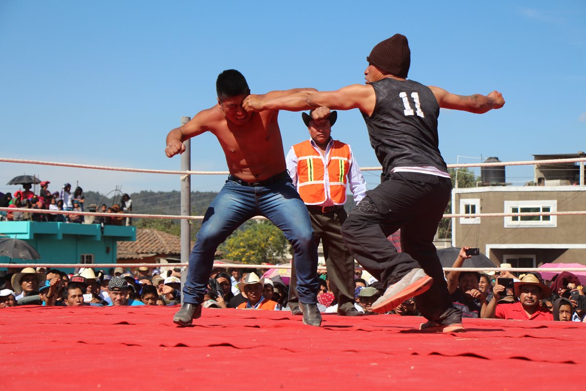 Dos participantes se enfrentan en el cuadrilátero de Chivarreto. (Foto Prensa Libre: Édgar Domínguez)