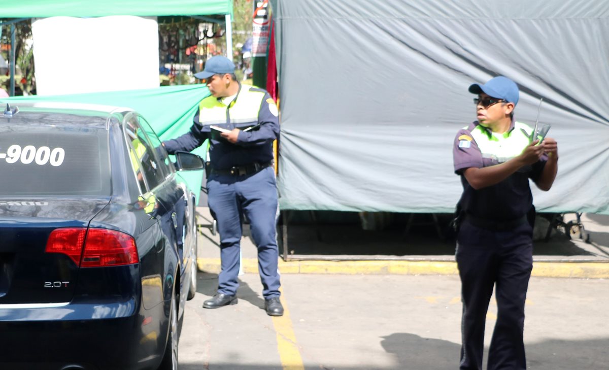 Efectivos de la PMT de Quetzaltenango sancionan a conductores que estacionan sus vehículos en lugares no permitidos. (Foto Prensa Libre: Carlos Ventura).