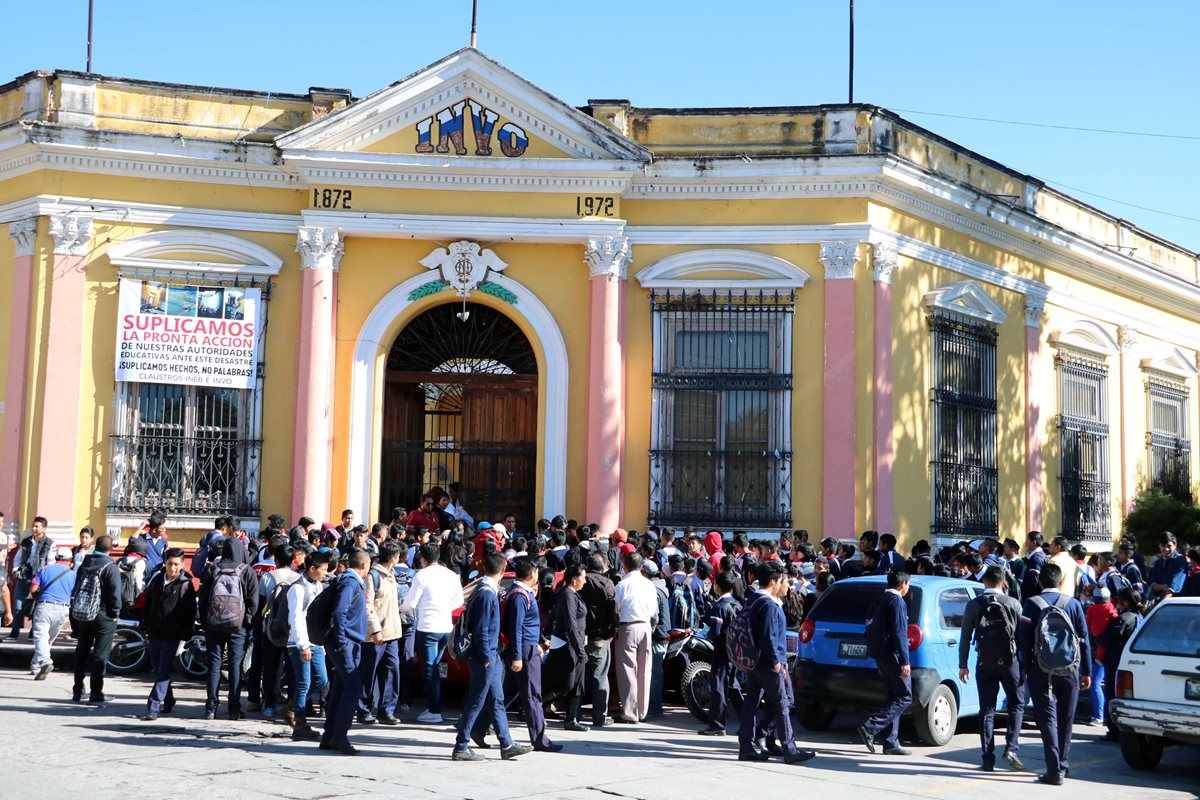 Estudiantes del Invo de Quetzaltenango tuvieron que regresar a sus casas porque no les impartieron clases. (Foto Prensa Libre: Carlos Ventura)