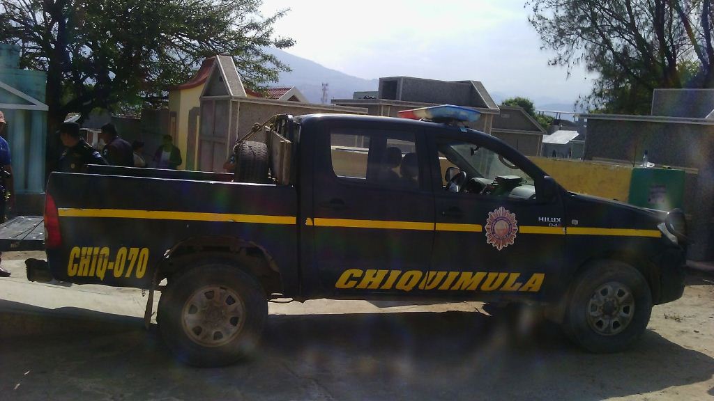 Autopatrulla de la PNC traslada los tres cadáveres a la morgue de Chiquimula. (Foto Prensa Libre: Edwin Paxtor).