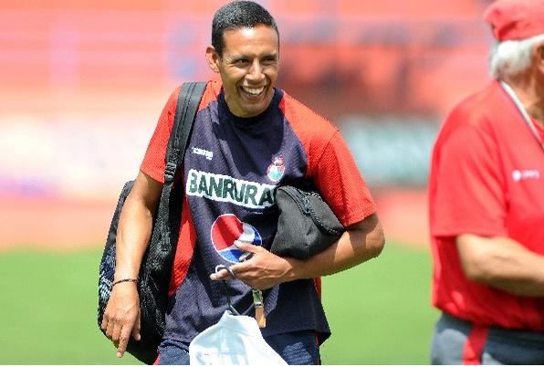 Claudio Albizuris comparte con Tododeportes de Prensa Libre su opinión con respecto al futuro en el futbol. (Foto Prensa Libre: Hemeroteca PL).