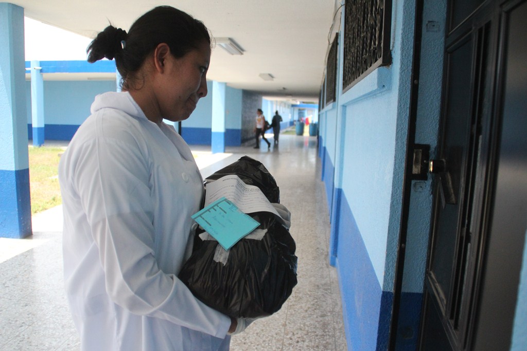 Una enfermera traslada el cuerpo de un niño a la morgue del hospital de Huehuetenango. (Foto Prensa Libre: Mike Castillo).