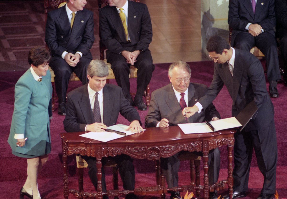 El Gobierno de Guatemala y la URNG firman los acuerdos de paz en diciembre de 1996, luego de 36 años de guerra. En la imagen,  Richard Aitkenhead y Jorge Rosal. Foto Prensa Libre: Hemertoteca PL.