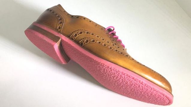 ¿Comprarías unos zapatos cuya suela estuviera hecha de goma de mascar? (Foto Prensa Libre: BBC Mundo)