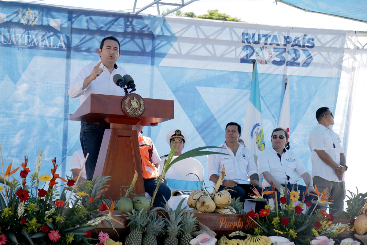 Jimmy Morales se pronunció durante la inauguración de los trabajos de un tramo carretero en Izabal. (Foto Prensa Libre: Dony Stewart)