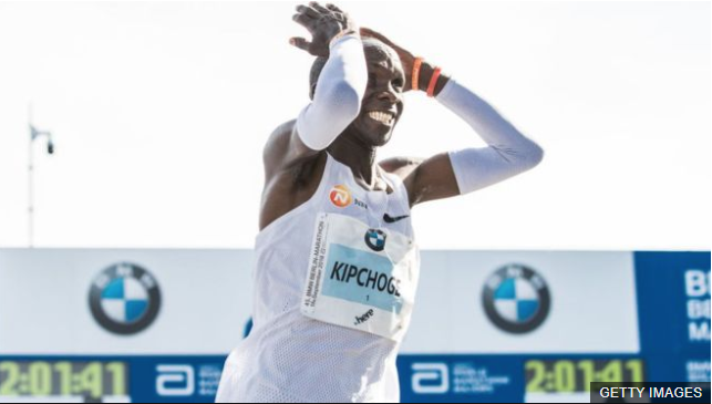 El corredor keniata recorrió la distancia a una velocidad superior a los 20 kilómetros por hora. (Foto Prensa Libre: BBC News Mundo)