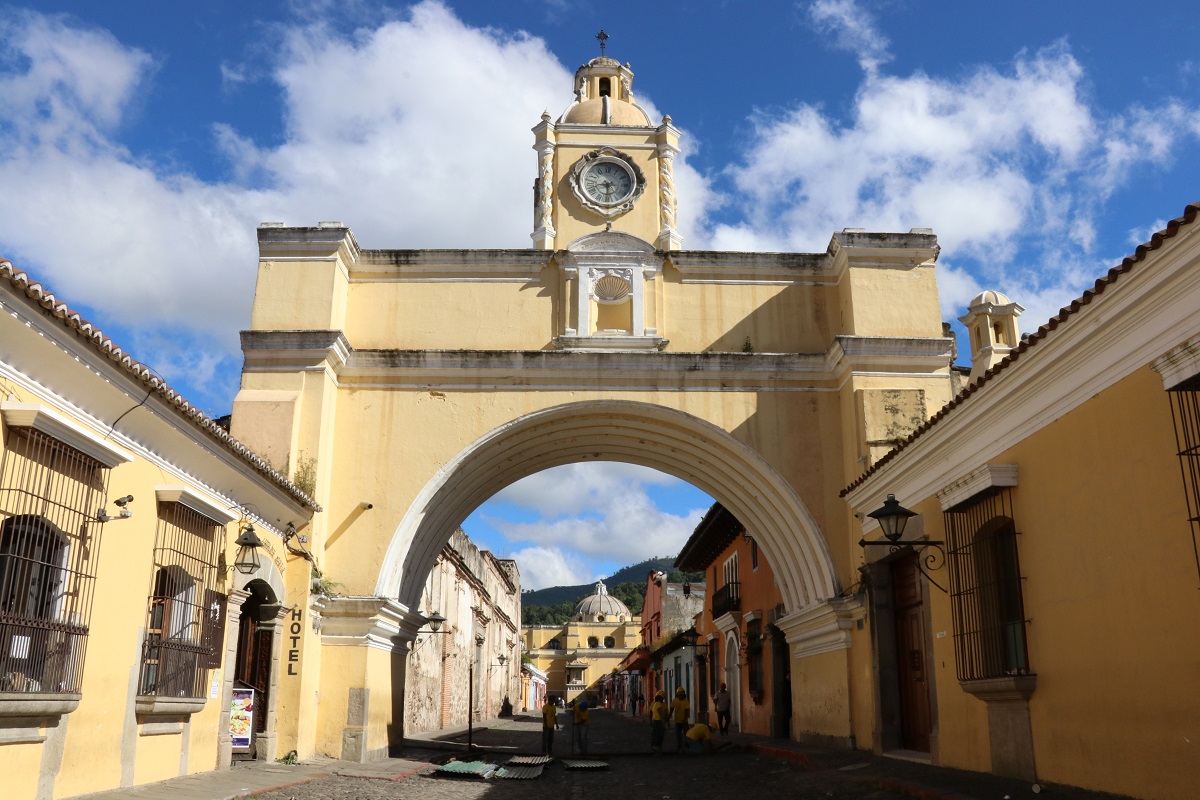 El arco de Santa Catalina será remozado y el paso de peatones y vehículo quedará cerrado. (Foto Prensa Libre: Julio Sicán)