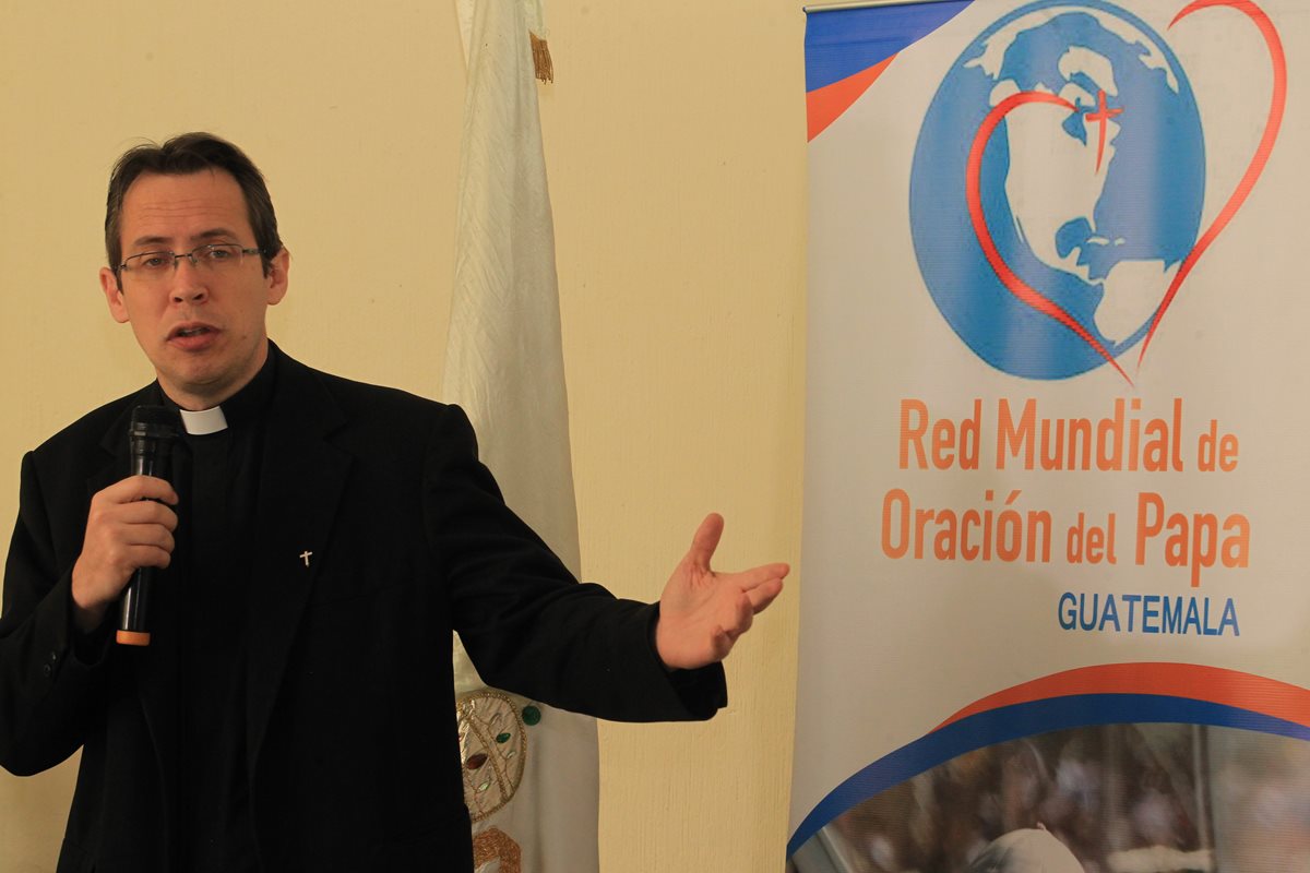 Frédéric Fornos, director internacional de la Red Mundial de Oración del Papa, informa sobre la iniciativa de oración. (Foto Prensa Libre: Estuardo Paredes).