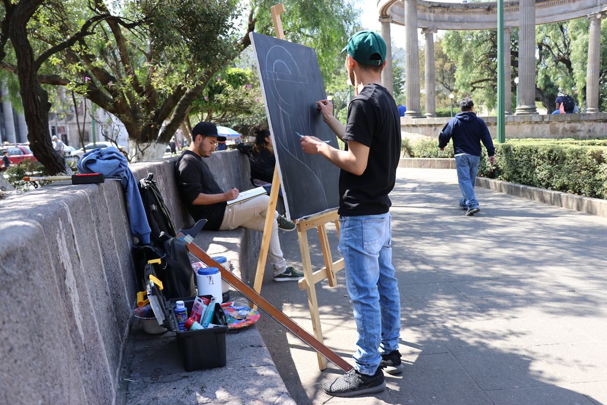 Artistas se colocaron en lugares públicos de Quetzaltenango para demostrar al público como hacen sus obras. (Foto Prensa Libre: María Longo)