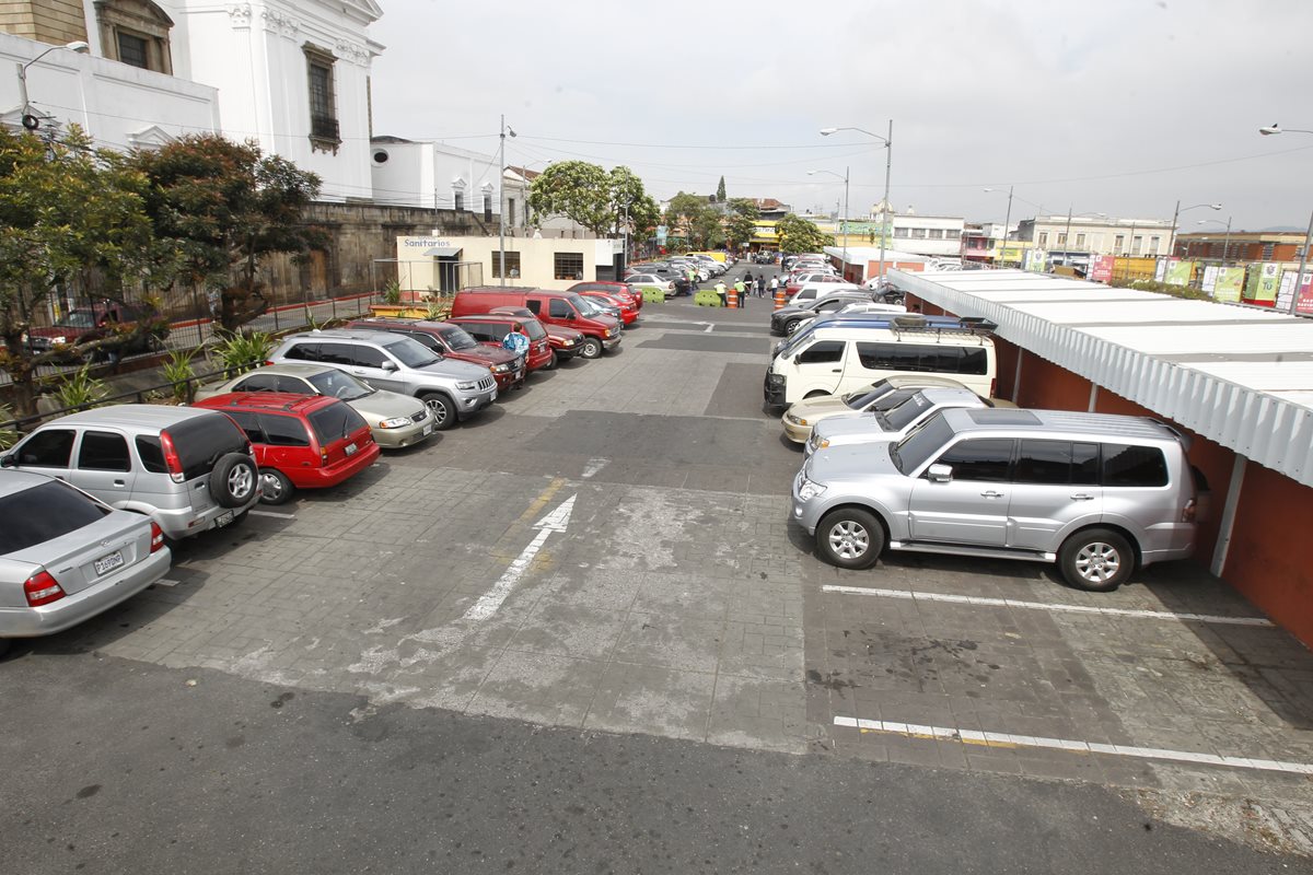Las tarifas en los parqueos municipales aumentará por decisión del Concejo de la comuna. (Foto Prensa Libre: Hemeroteca PL)