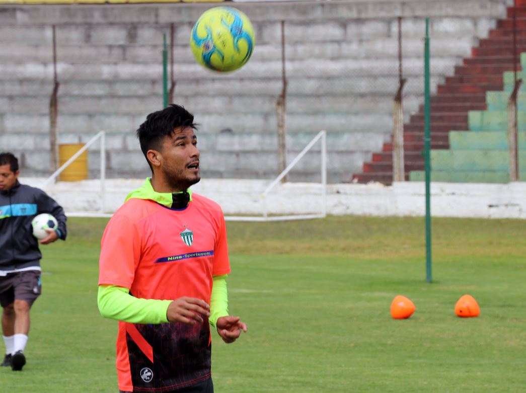 El tico José Mena durante el trabajo de Antigua GFC previo al duelo contra Siquinalá. (Foto Prensa Libre: Renato Melgar).
