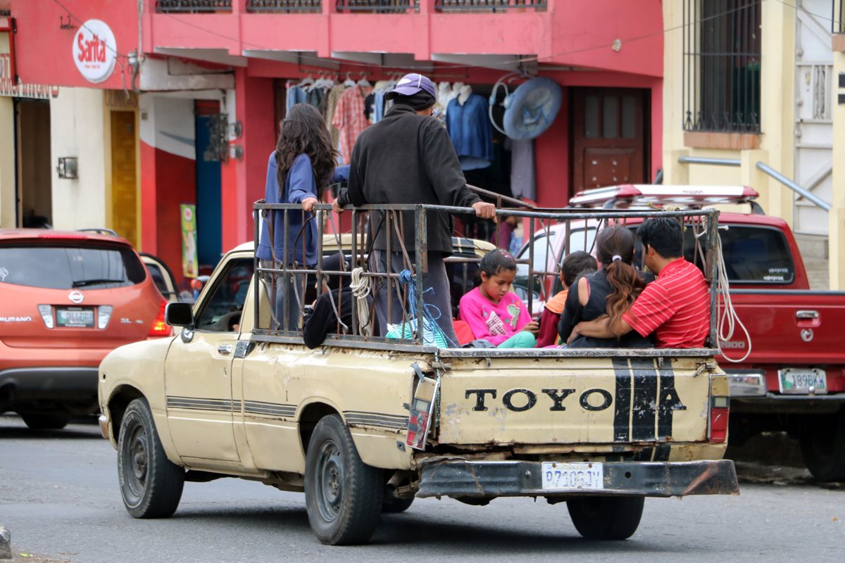 Unos 30 buses del transporte urbano de Palajunoj, Quetzaltenango, paralizaron labores este martes a causa de las constantes intimidaciones por parte de extorsionistas. (Foto Prensa Libre: Carlos Ventura)