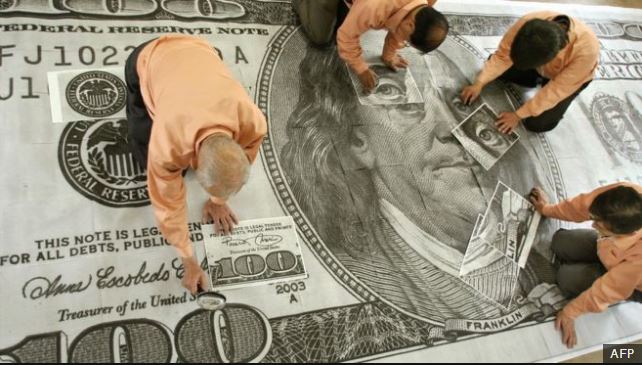 La divisa estadounidense está de capa caída. (Foto Prensa Libre: AFP)