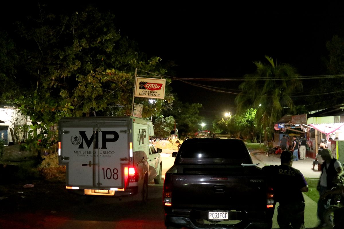 Autoridades recaban indicios en el lugar donde fue asesinado Rubelio Antonio Alba Reyes, de 26 años, en Puerto Barrios, Izabal. (Foto Prensa Libre: Dony Stewart)