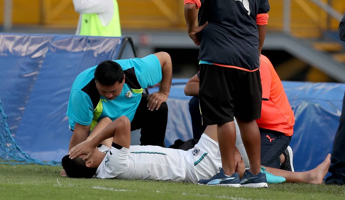 El jugador de Comunicaciones Rafa Morales refleja el dolor después de fracturarse. (Foto Prensa Libre: Carlos Vicente)