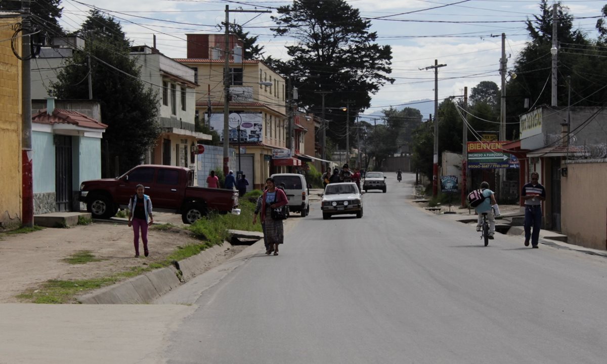 Usuarios de la ruta 11 tienen que caminar varios kilómetros debido al paro de las unidades. (Foto Prensa Libre: María José Longo)