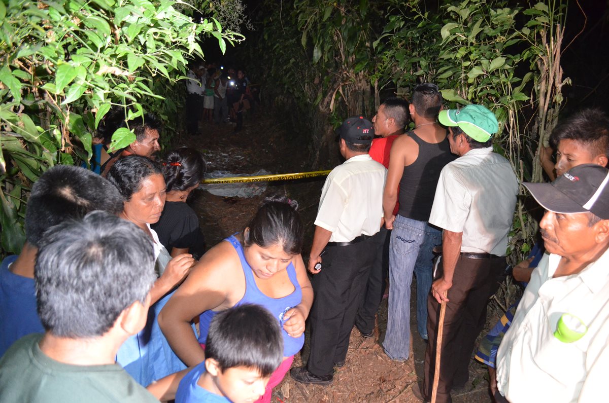 Cadáver de fémina es resguardado por agentes de la PNC en Nuevo San Carlos, Retalhuleu. (Foto Prensa Libre: Jorge Tizol)